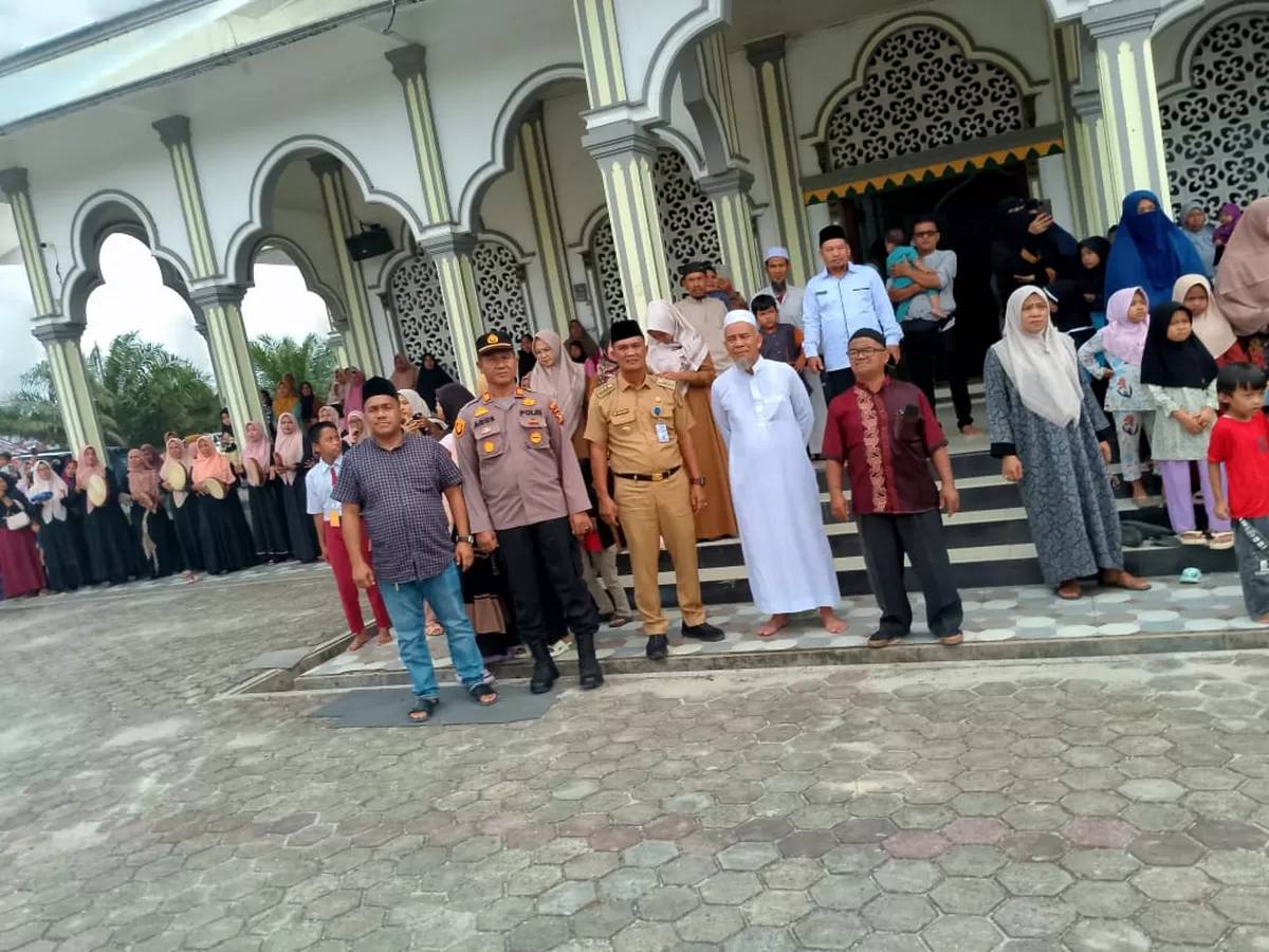Menjadi Tradisi, Masyarakat Sungai Paku Jamu Ratusan JCH Kuansing Makan Siang