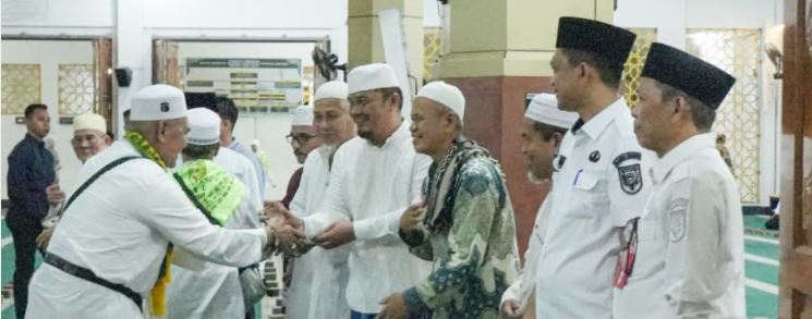 SAMBUT KEPULANGAN JEMAAH HAJI, BUPATI KUANSING TEKANKAN PELAYANAN DAN KEPEDULIAN PEMERINTAH